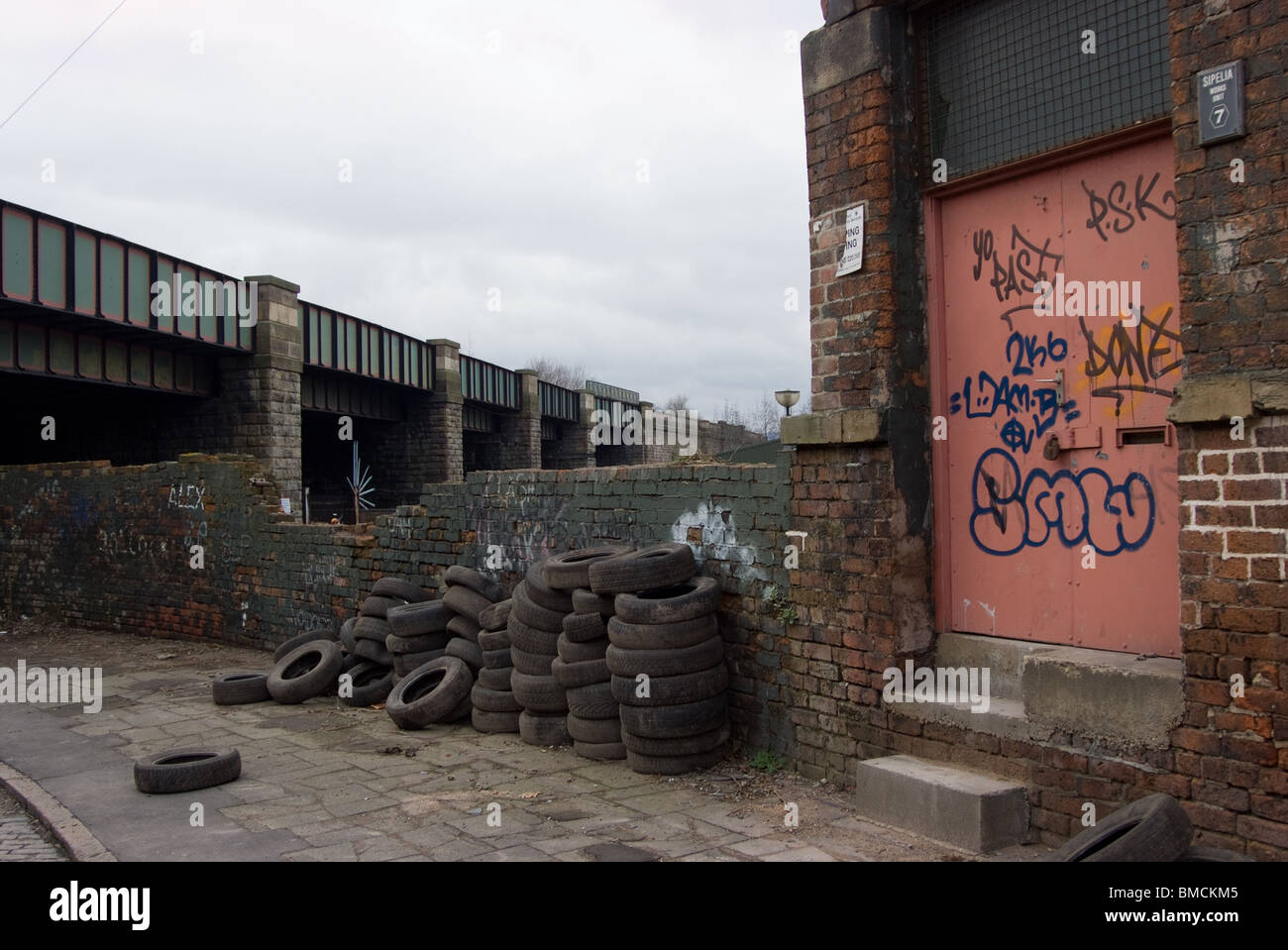 Edificio abbandonato coperto di graffiti sulla corsia di Blast in Sheffield. Foto Stock