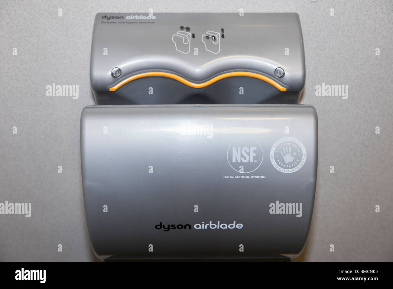 Montato a parete Dyson AirBlade aria calda dell'essiccatore della mano Foto Stock