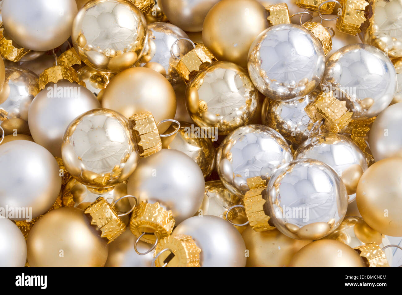 Pacco pieno di argento e di oro palle di Natale Foto Stock