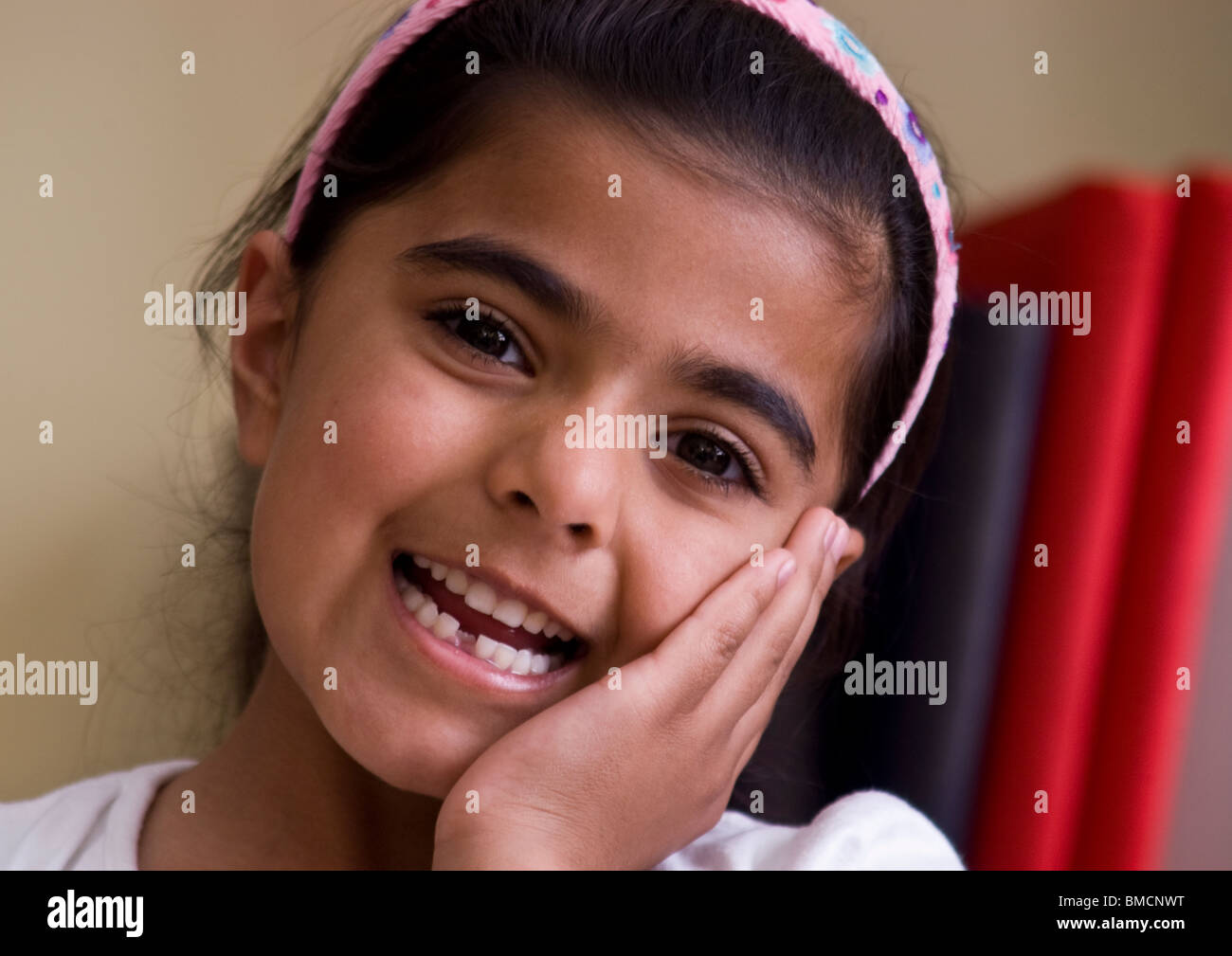 Carino sorridente bambina che mostra gap creato dal primo bambino mancante dente dalla sua banda di latifoglie di denti. Foto Stock