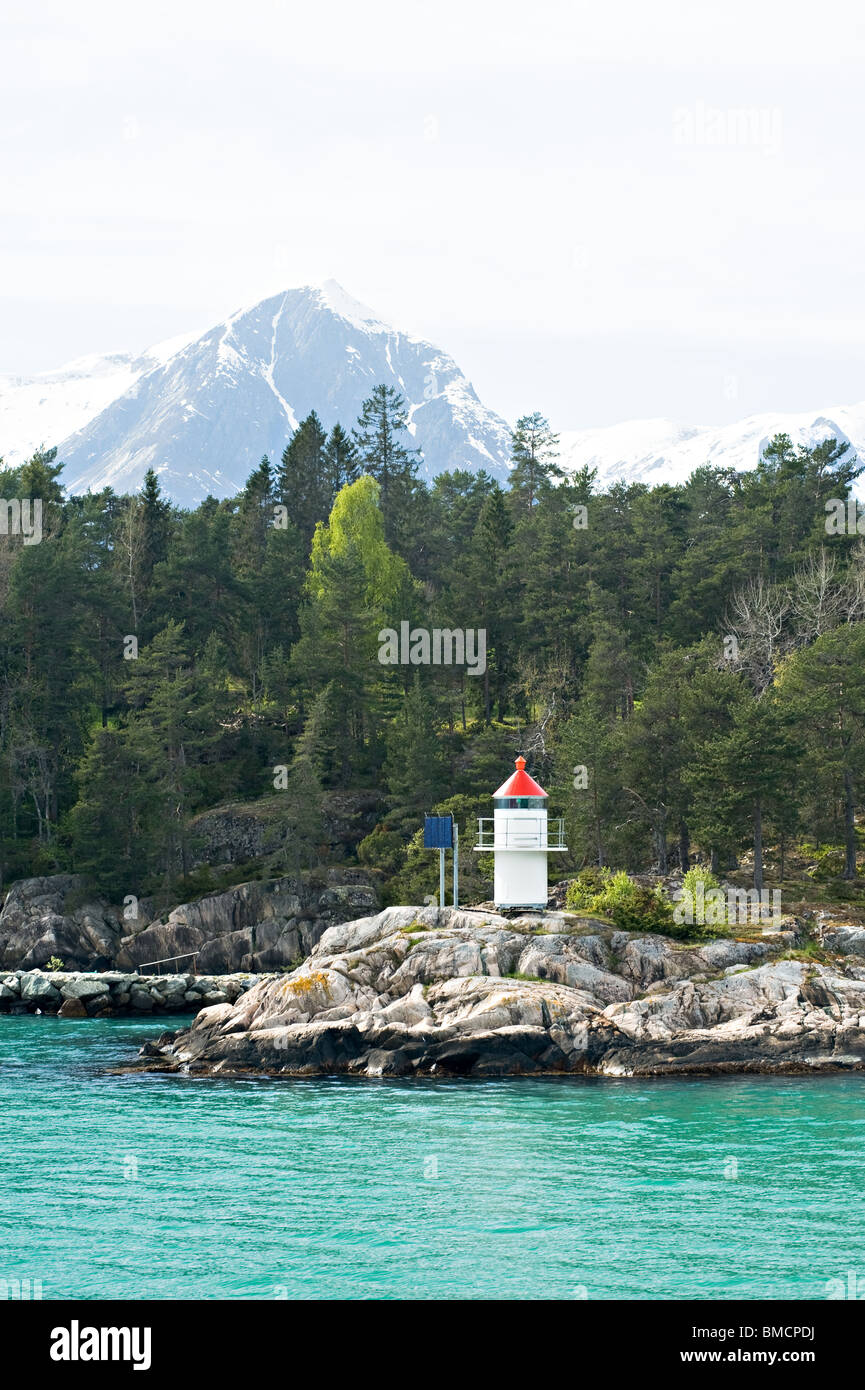 Piccolo faro boa segnaletica su di un promontorio roccioso in Fjaerlandsfjorden vicino Dragsvik Sognefjorden Sogn Norvegia Foto Stock