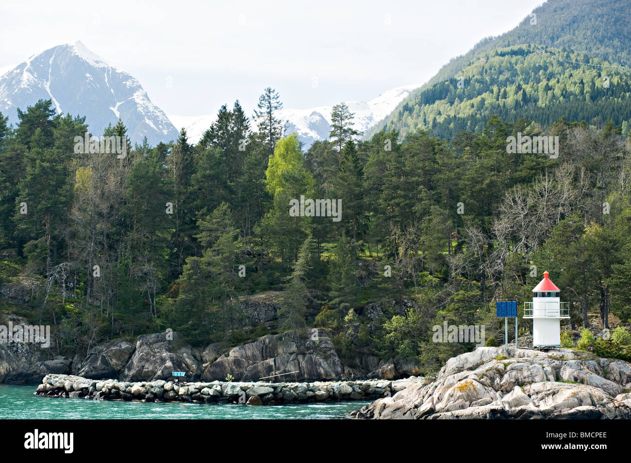 Piccolo faro boa segnaletica su di un promontorio roccioso in Fjaerlandsfjorden vicino Dragsvik Sognefjorden Sogn Norvegia Foto Stock