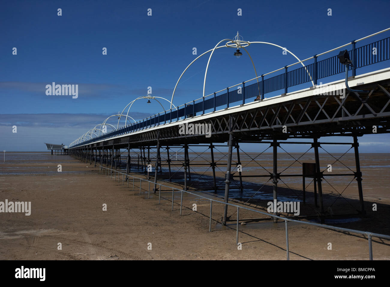 Southport Pier e lungomare spiaggia Merseyside England Regno Unito Foto Stock