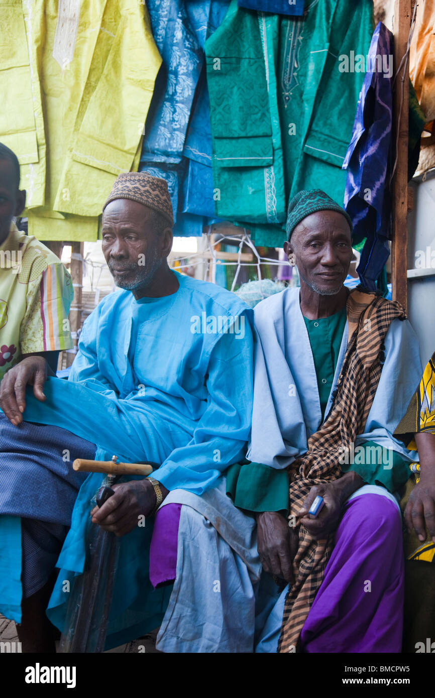 Un negozio nella Grand Marche di Bamako, in Mali vende pezzi colorati di capi di abbigliamento. Foto Stock