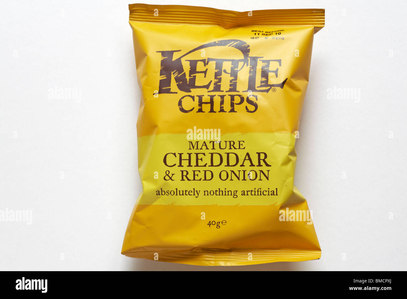 Il pacchetto di matura il cheddar & cipolla rossa sapore Kettle Chips patatine isolati su sfondo bianco Foto Stock