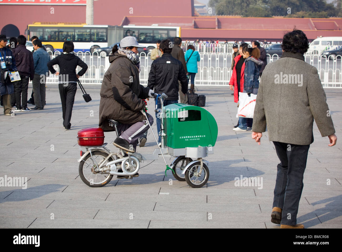 Lettiera raccoglitore di rifiuti di piazza Tiananmen Pechino CINA Foto Stock