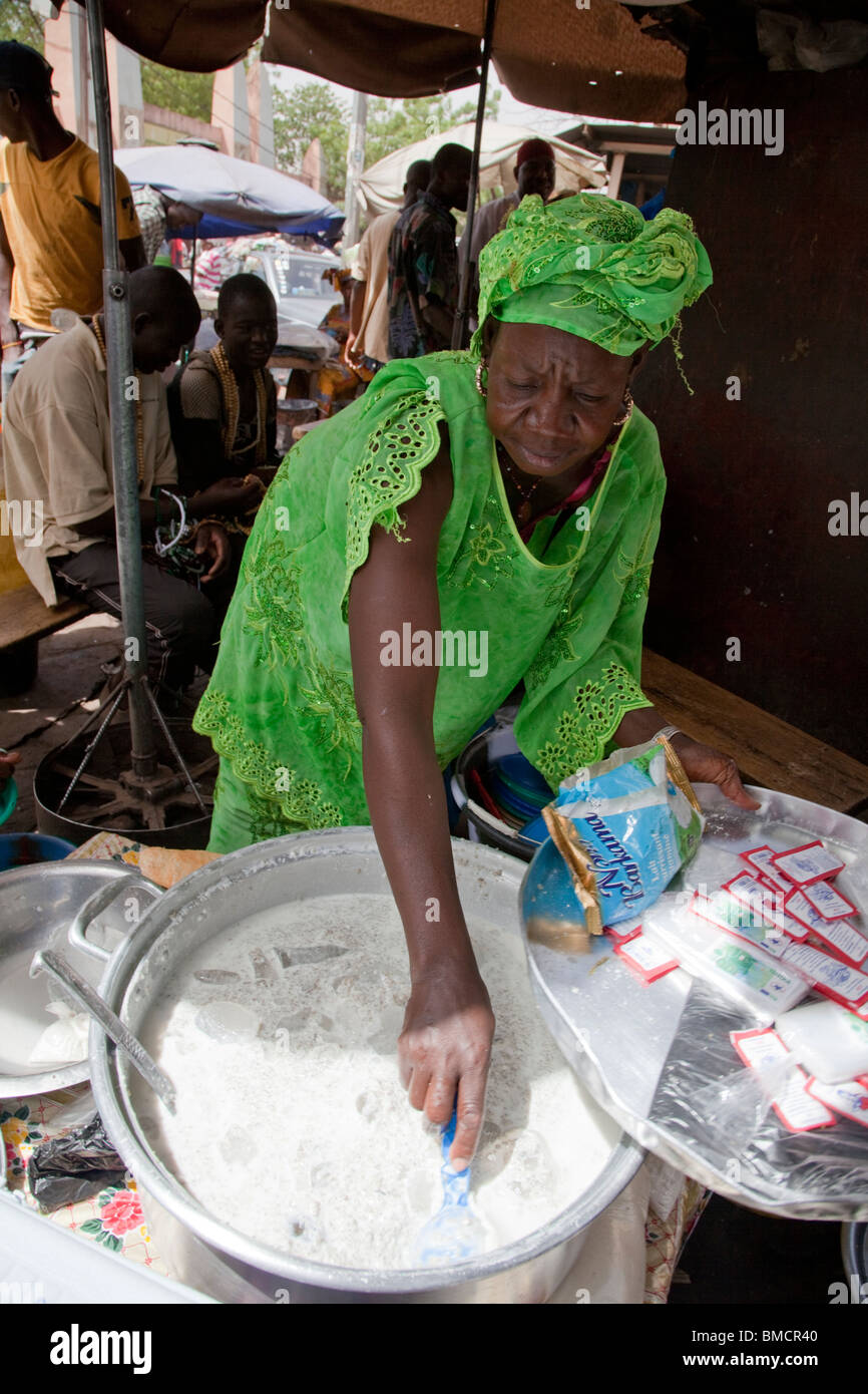 Una donna vende bocce di tapioca nel latte vicino al Grand Marche di  Bamako, in Mali Foto stock - Alamy
