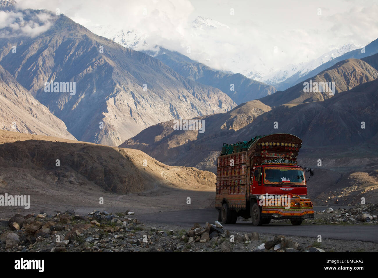 Carrello tradizionale sulla Karakoram Highway nell'Hindu Kush, Pakistan Foto Stock