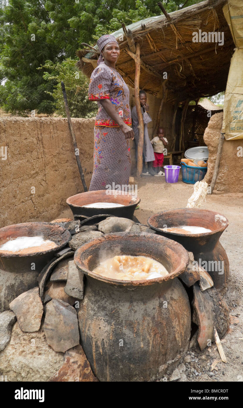 Cucinare una tradizionale bevanda africana a basso contenuto alcolico, bili-bili, in un villaggio nel nord del Camerun Foto Stock