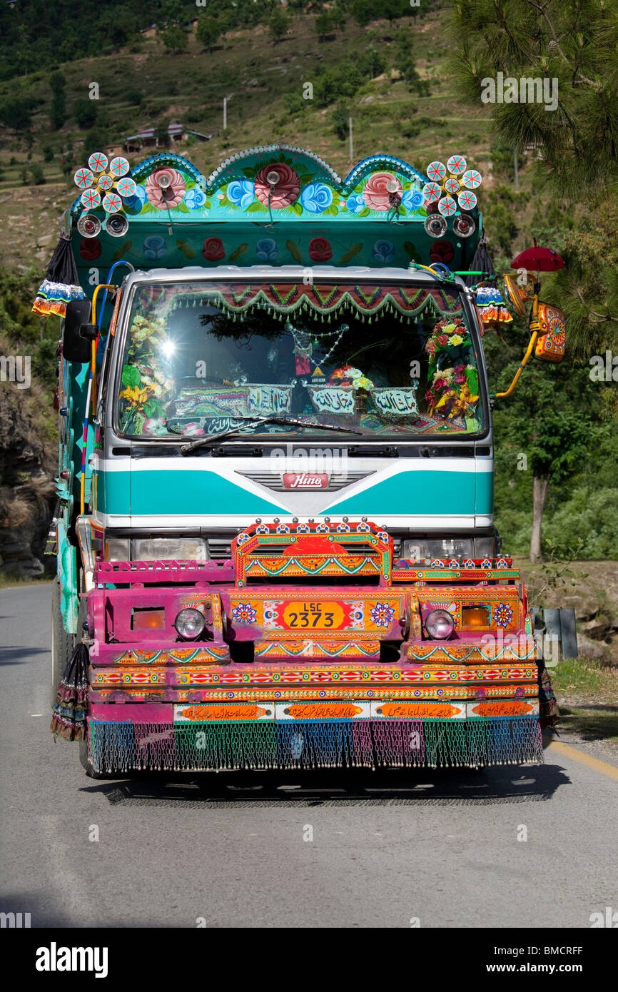 Un tradizionale carrello pakistano sulla Karakoram Highway, Pakistan Foto Stock