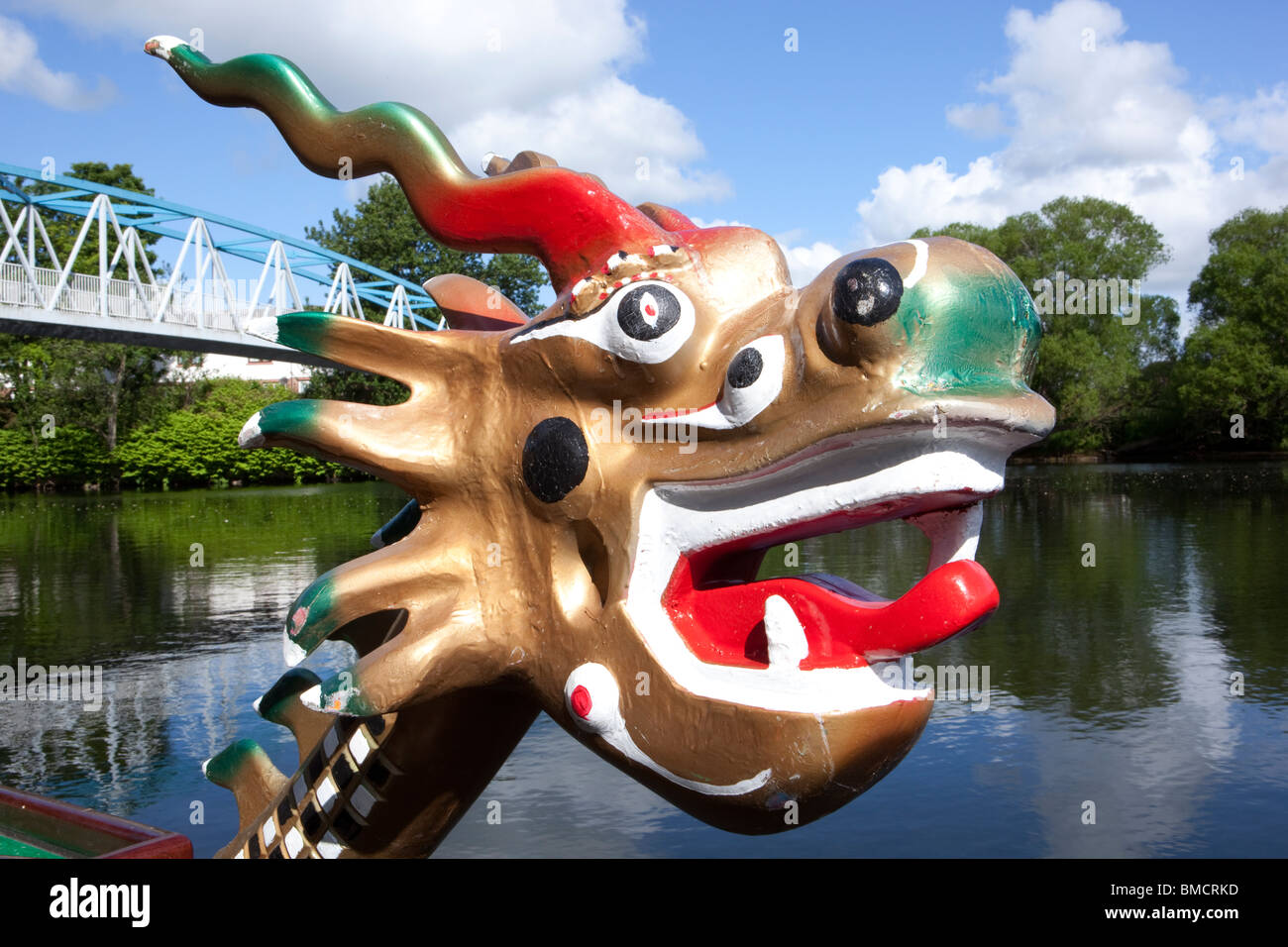 Dragon Boat racing sul Fiume Nith Dumfries close up cinese di testa di drago a prua della barca REGNO UNITO Foto Stock