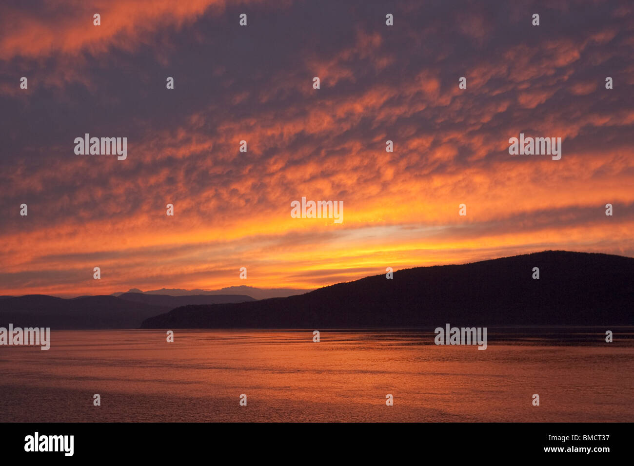 Il tramonto. Fiume St-Lawrence, Charlevoix. Foto Stock