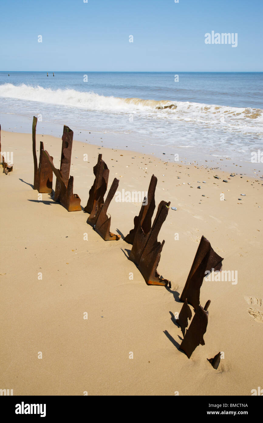 Rusty lamiera lungo Happisburgh seashore, Norfolk, Inghilterra. Foto Stock