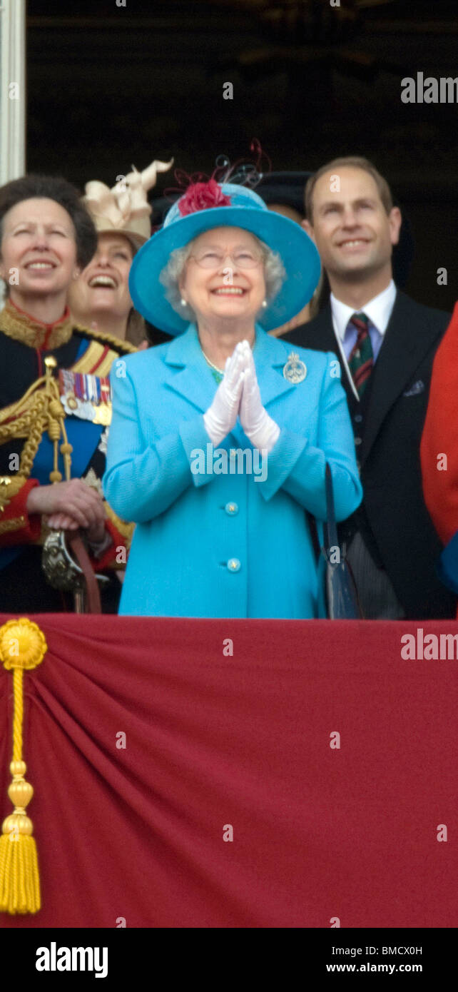 La regina e i membri della famiglia reale sul balcone di Buckingham Palace per guardare il Trooping dei colori e volare oltre Foto Stock