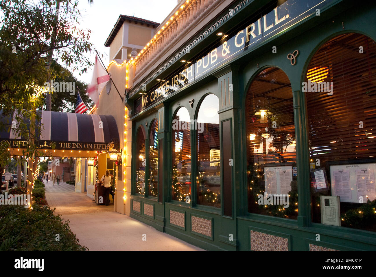 Le decorazioni di Natale sulla Quinta Avenue South, Naples, Florida, Stati Uniti d'America Foto Stock