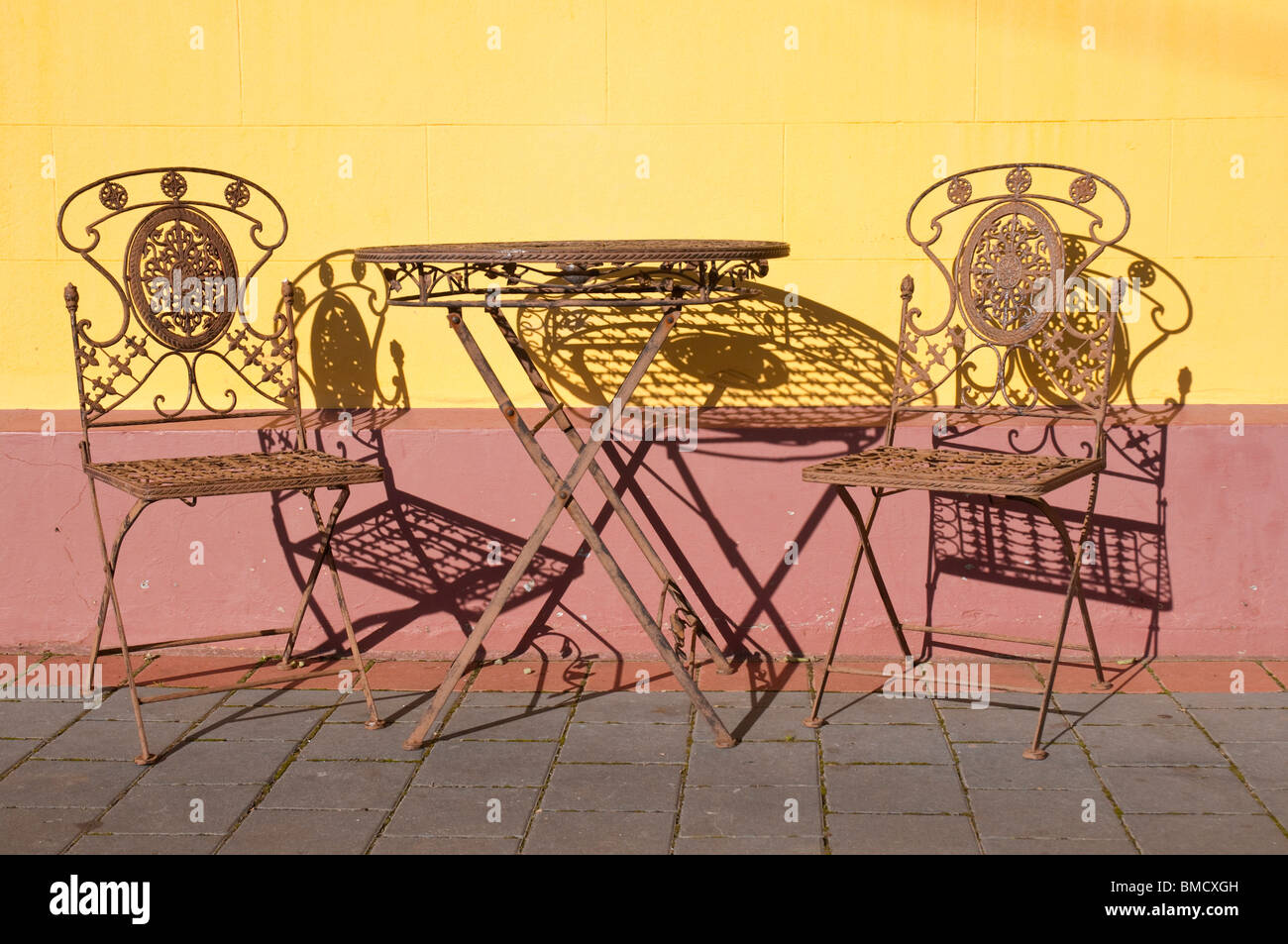 Cafe tavolo e sedie contro la parete colorata nello storico villaggio di Tasmania di Evandale. Foto Stock