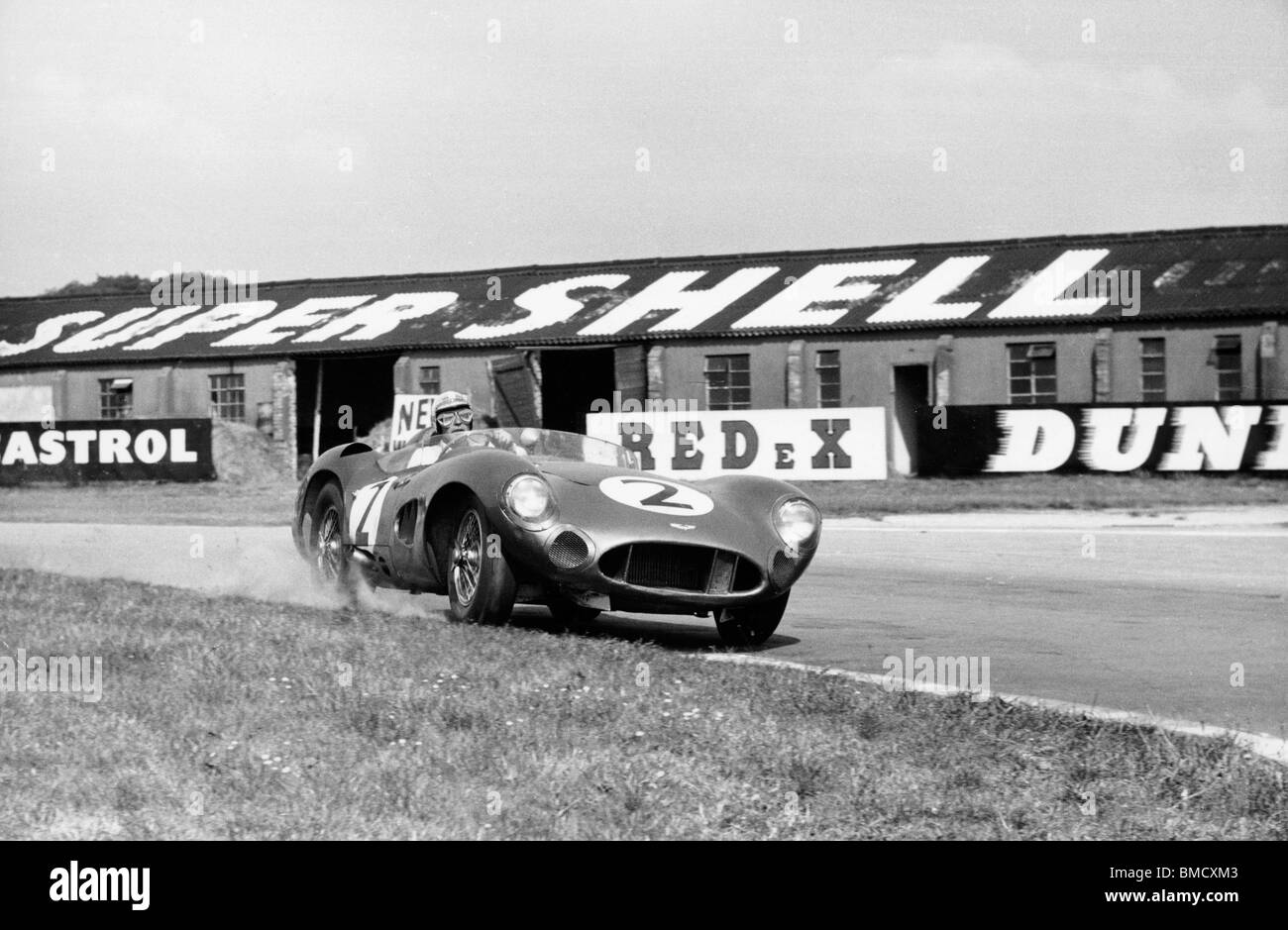 Aston Martin DBR1pilotato da Carroll Shelby durante il Goodwood TT 1959 Foto Stock