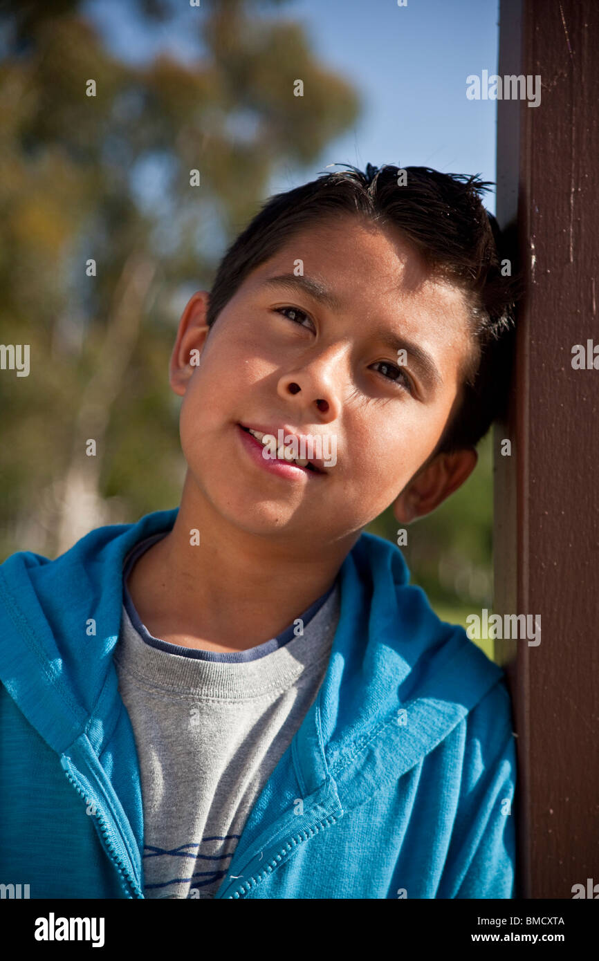 10-12 anni Americano ispanico boy fuori premuroso pensiero sognante seduta contemplando la vita. Signor © Myrleen Pearson Foto Stock