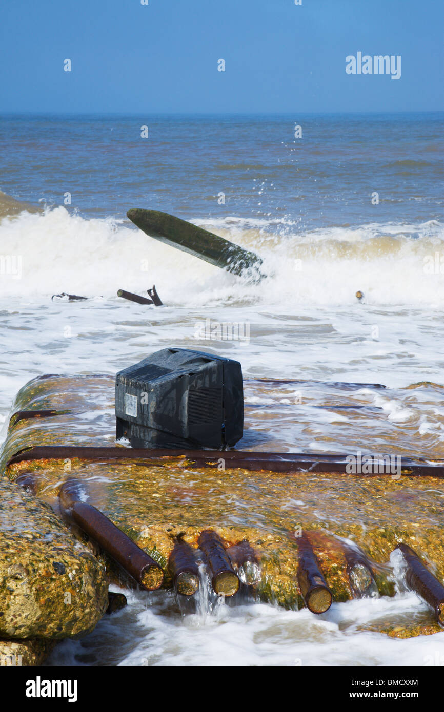 Un vecchio televisore, abbandonato su uno sbriciolamento seashore. Foto Stock