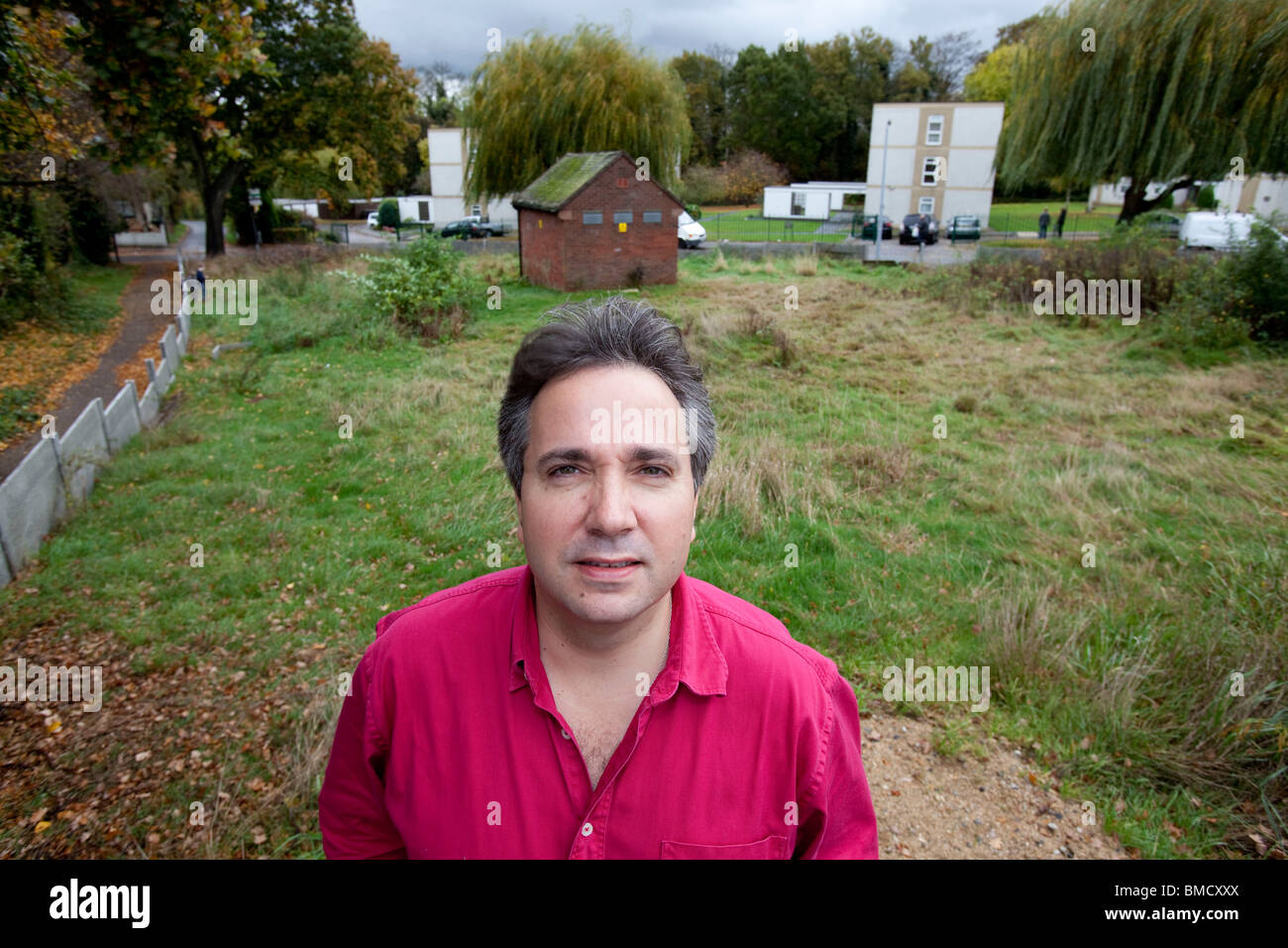 Laurie Kubiak, che ha lottato con successo per 3 anni per salvare Roding Valley Village Green (visto dietro di lui) Foto Stock