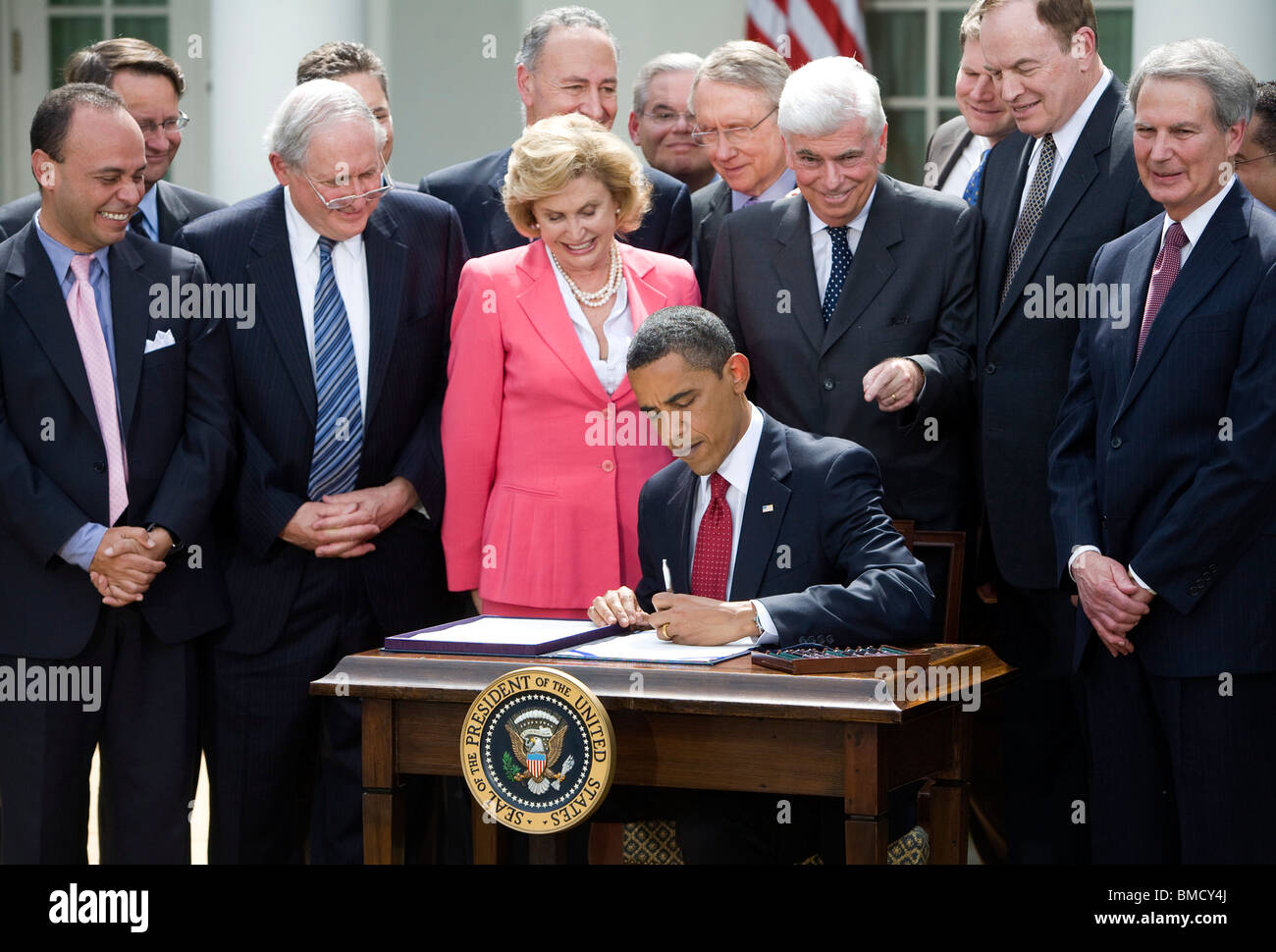 Il presidente Barack Obama segni sulla carta di credito la responsabilità di responsabilità e di Disclosure Act. Foto Stock
