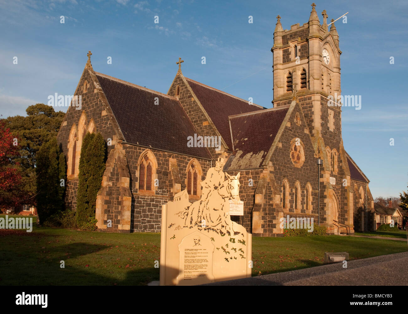 Trinità santa chiesa cattolica in Westbury Tasmania con il monumento al suo cavallo amorevole padre fondatore James Hogan 1825-1899 Foto Stock