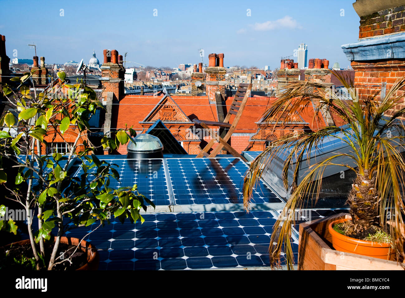 © Naki Kouyioumtzis. montato sul tetto pannelli solari, a Chelsea, Londra, Regno Unito. Foto Stock