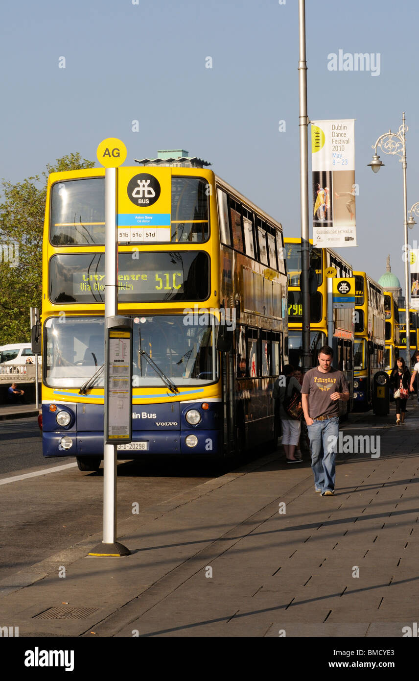 Giallo e blu dipinto di autobus di Dublino sulla Aston Quay a Dublino in Irlanda Foto Stock