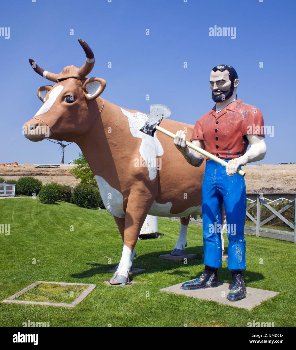 La marmitta uomo e vacca a una fattoria di Libertyville Illinois Foto Stock
