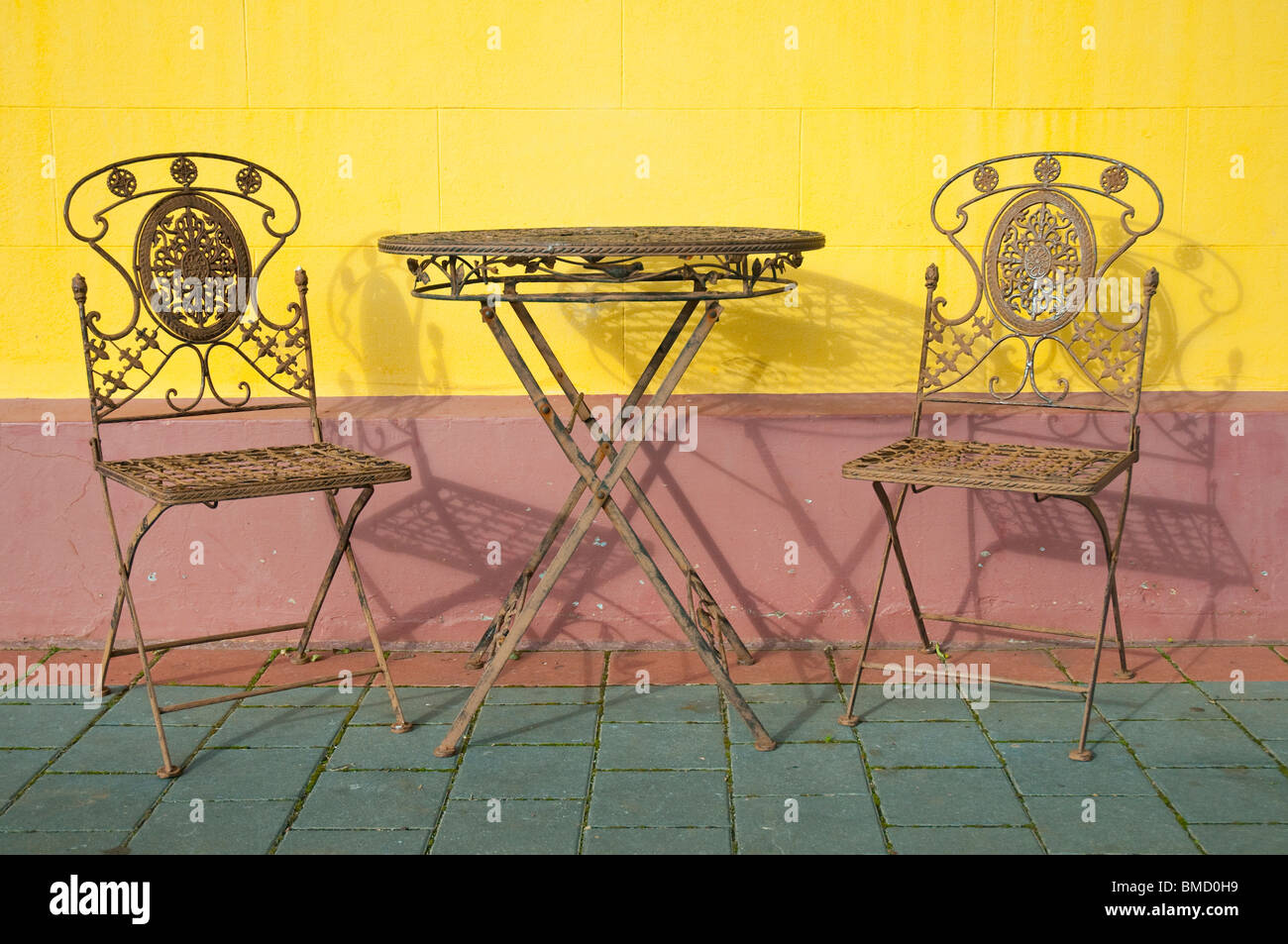 Cafe tavolo e sedie contro la parete colorata nello storico villaggio di Tasmania di Evandale. Foto Stock