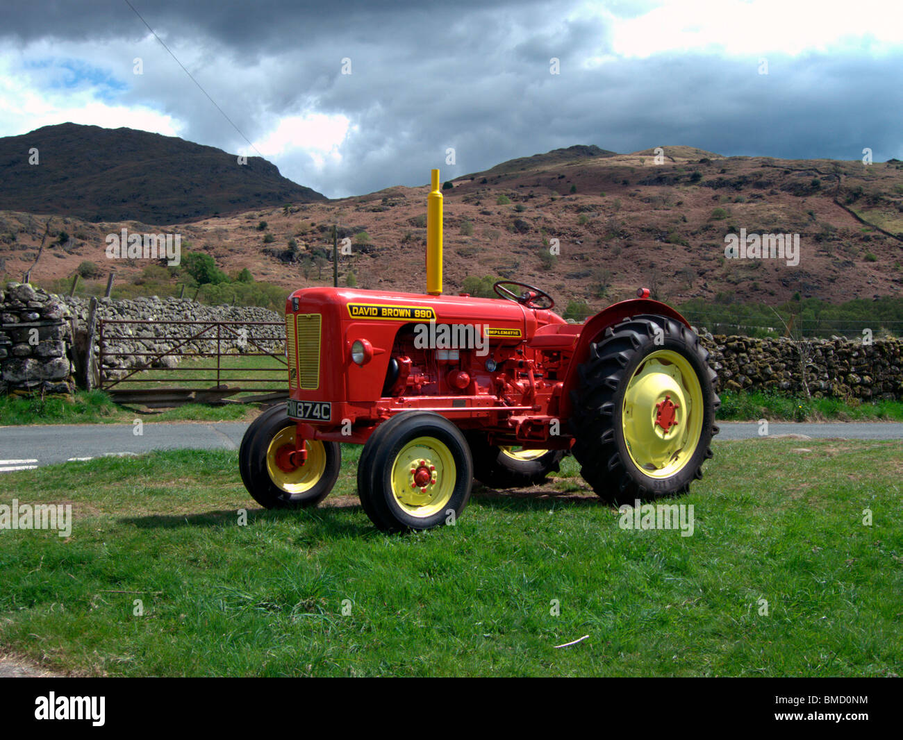 Red David Brown 990 Implematic trattore sul display, Cumbria Foto Stock