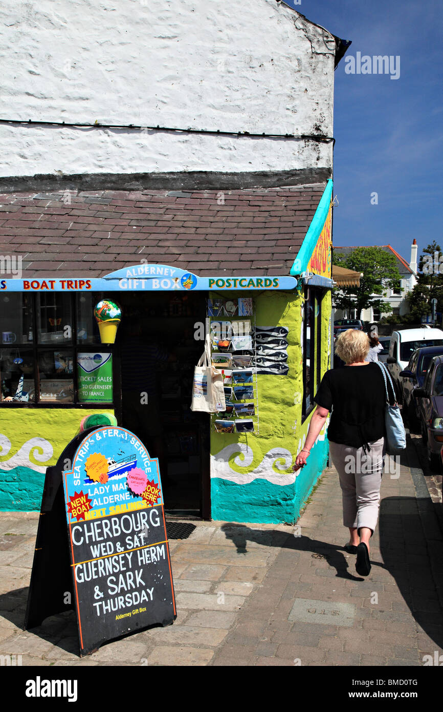 Negozio di souvenir Victoria Street St. Anne Alderney, Channel Island, Regno Unito Foto Stock