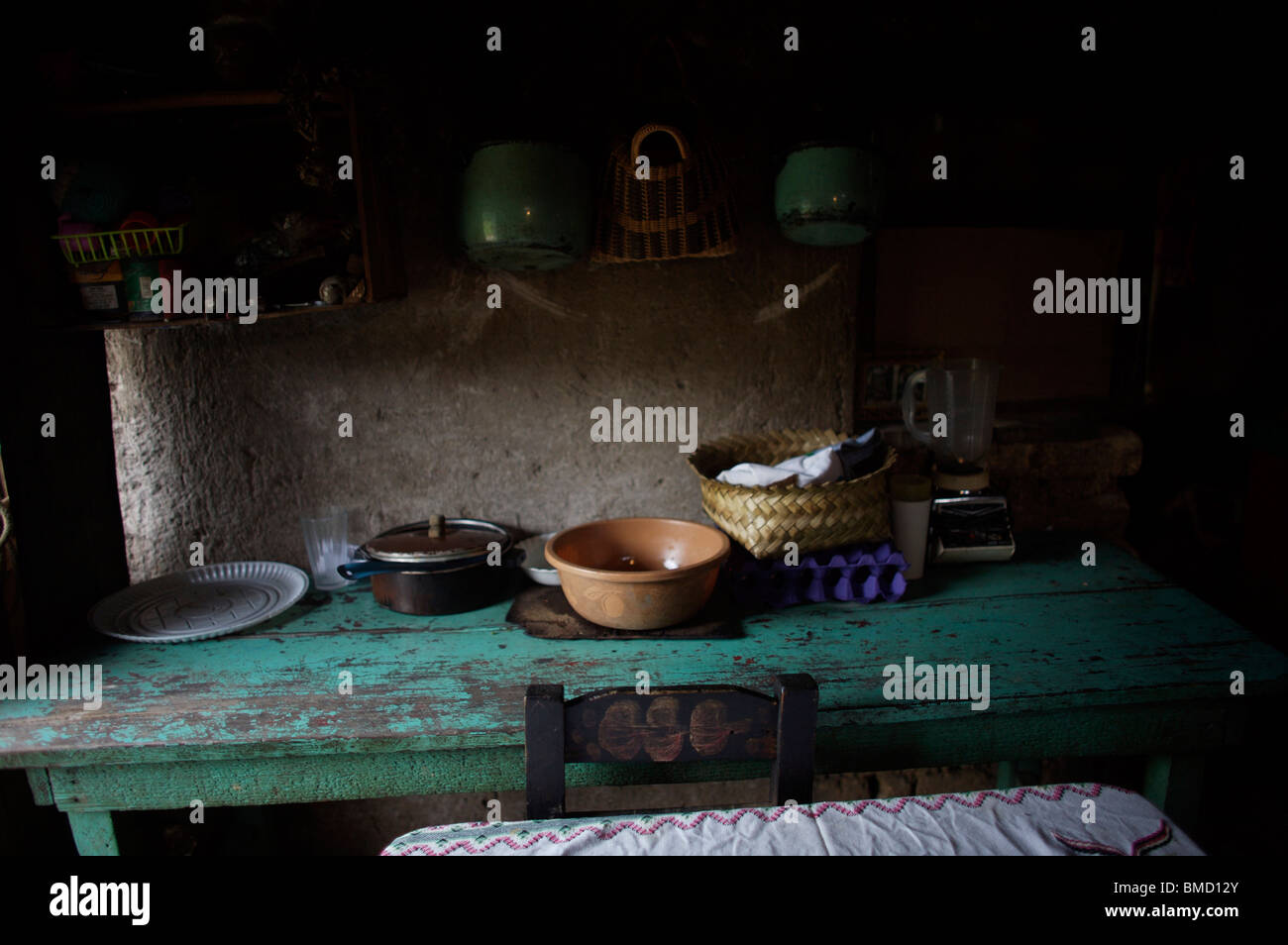 Il tavolo della cucina nella modesta casa di Enrique Viveros è visto in Meson Viejo, Stato del Messico, Messico. Foto Stock