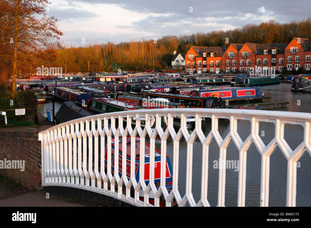 Imbarcazioni strette ringhiere BIANCO BRAUNSTON MARINA NORTHAMPTONSHIRE BRAUNSTON INGHILTERRA NORTHAMPTONSHIRE 07 Aprile 2010 Foto Stock