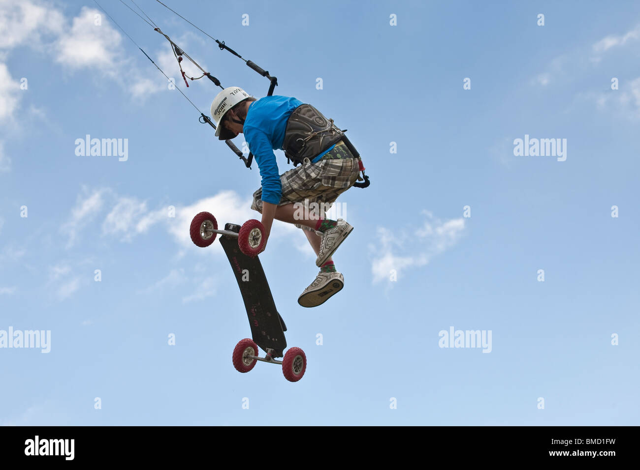 Middle Wallop Kite Festival 2010, Kite landboarding e buggying su aerodromo su giornata d'estate Foto Stock