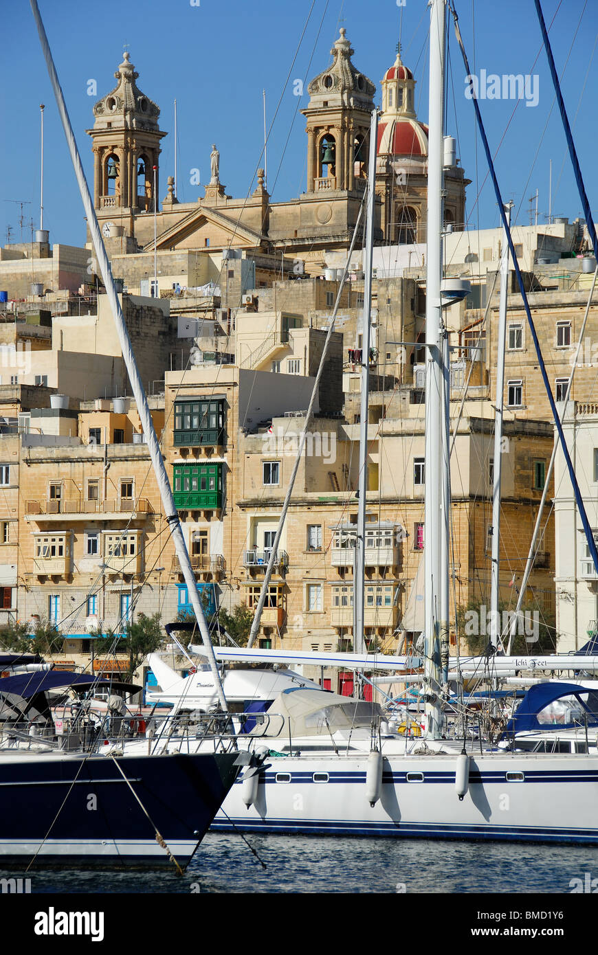 SENGLEA (L-ISLA), MALTA. Una vista della città attraverso Dockyard Creek dalla vittoriosa. 2010. Foto Stock