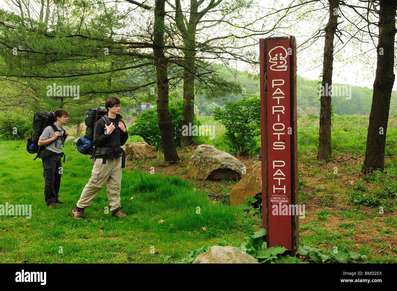 Gli escursionisti di avvicinamento del patriota percorso segnavia vicino Lago di Sunrise in cava Jockey al di fuori di Morristown, New Jersey, STATI UNITI D'AMERICA Foto Stock