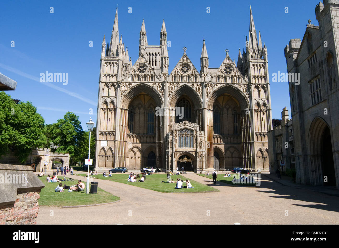 Peterborough Cathedral i religiosi del luogo di culto della religione uk facciata ornata di elevazione architettura Foto Stock