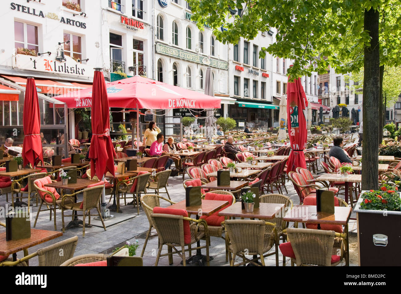 Street Cafe scene in Groenplaats, Anversa, Belgio Foto Stock