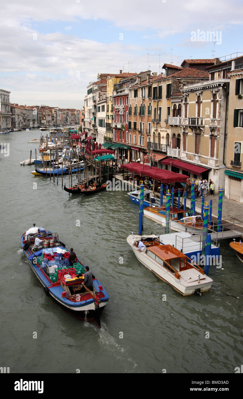 Gondole e imbarcazioni da carico in grand canal nenice,l'Italia,l'Europa Foto Stock