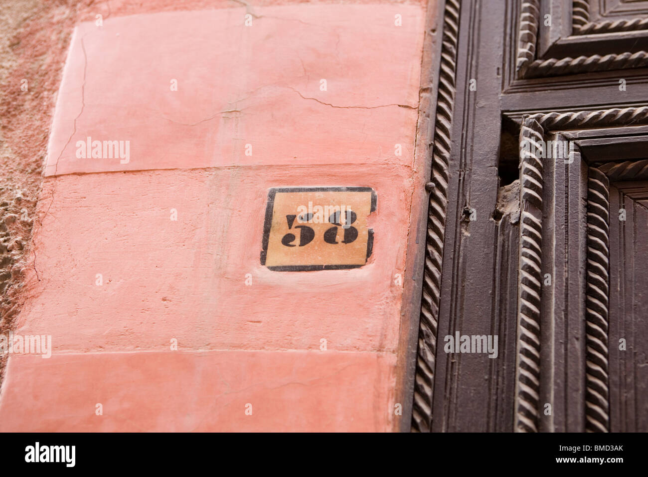 Numero 58 e sportello dettaglio nella Medina di Marrakech , Marocco , il Nord Africa Foto Stock