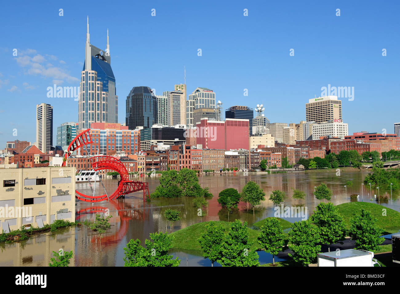 Il Nashville Tennessee flood 2010 come si vede da Shelby Street ponte pedonale LP Field e Ghost Ballet scultura in primo piano Foto Stock
