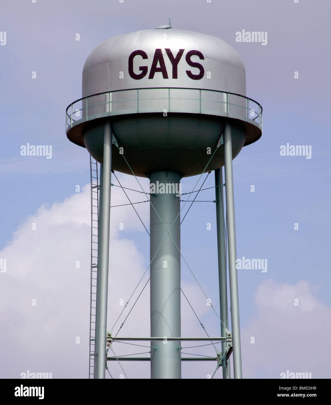 Unica torre d'acqua a due piani a Gays, Illinois, una rara struttura storica e un punto di riferimento eccentrico che simboleggia l'ingegno americano di una piccola città. Foto Stock