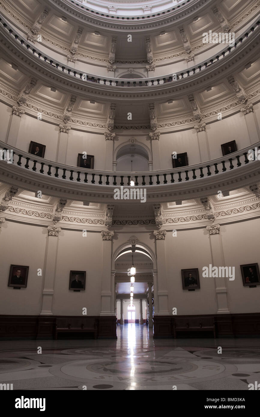 Livelli di balconi dentro la sala rotonda del Texas State Capitol Building o statehouse di Austin Foto Stock