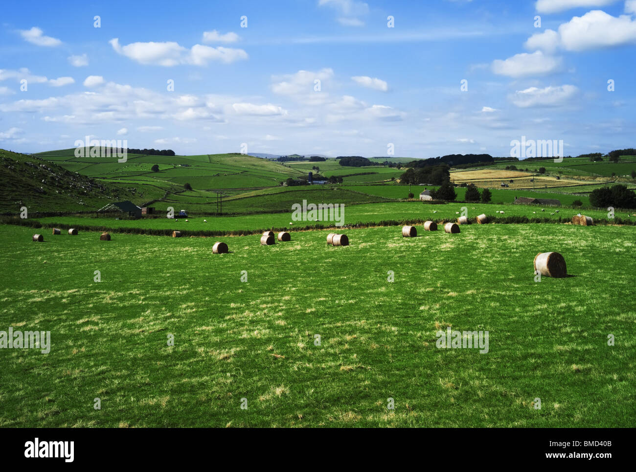 Vista dall'alto picco cycleway trail e il sentiero pedonale lungo in disuso la linea ferroviaria parco nazionale di Peak District derbyshire England Regno Unito Foto Stock