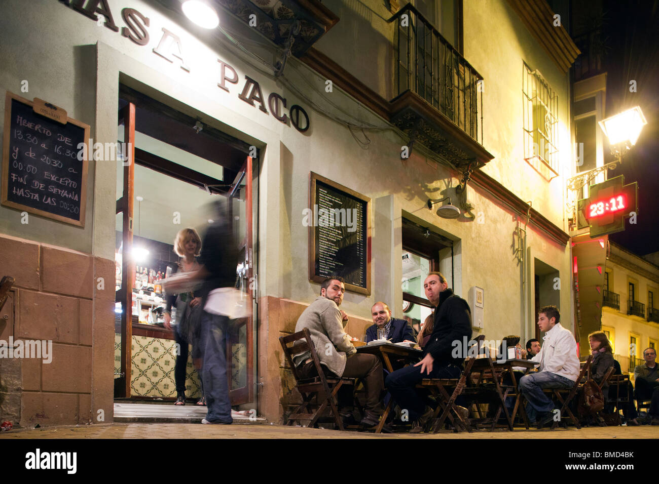 La gente seduta di notte in terrazza bar tavoli, Alameda de Hercules square, Siviglia, Spagna Foto Stock