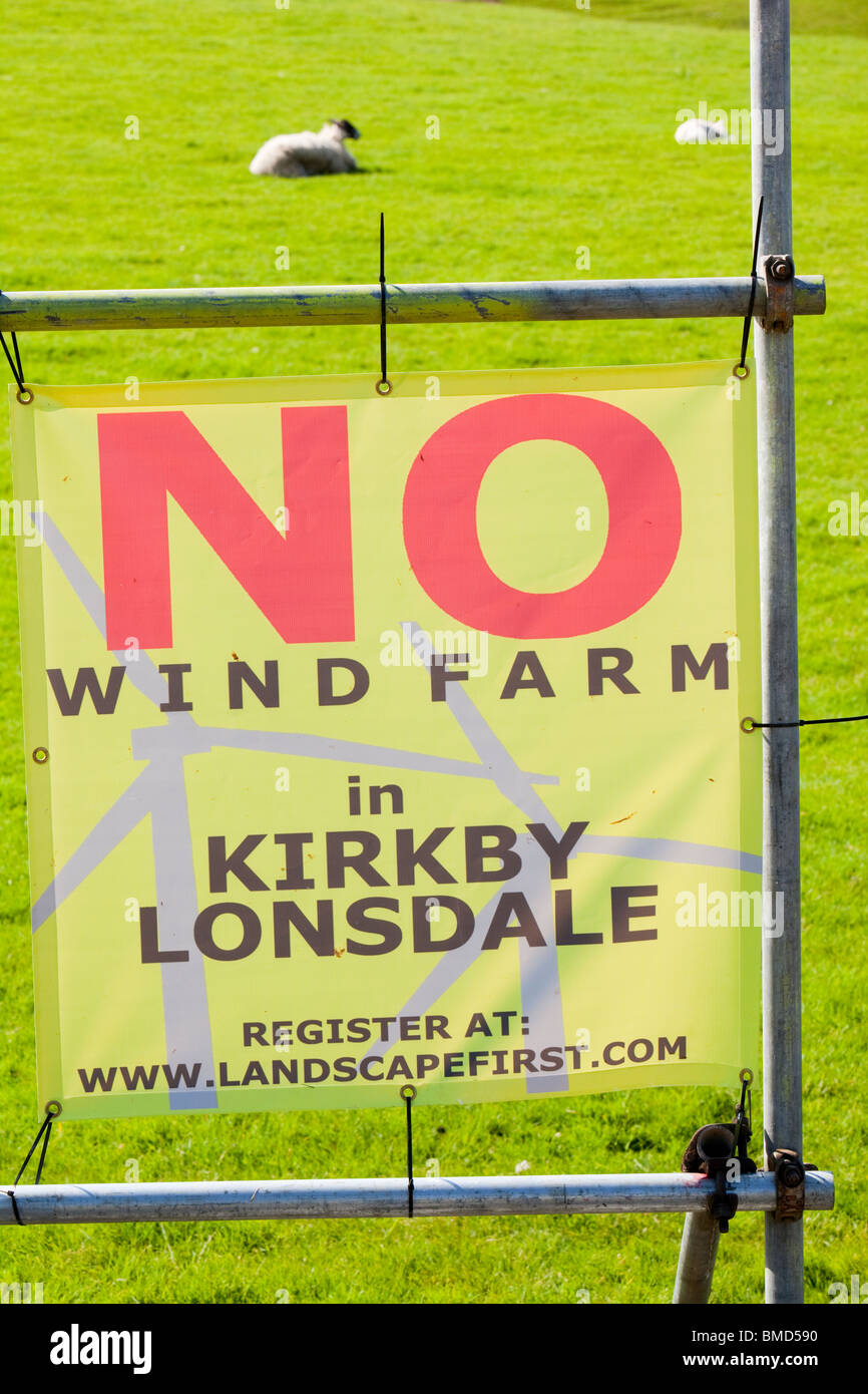 Striscioni per protestare contro un potenziale wind farm di sviluppo vicino a Kirkby Lonsdale, Cumbria, Regno Unito. Foto Stock