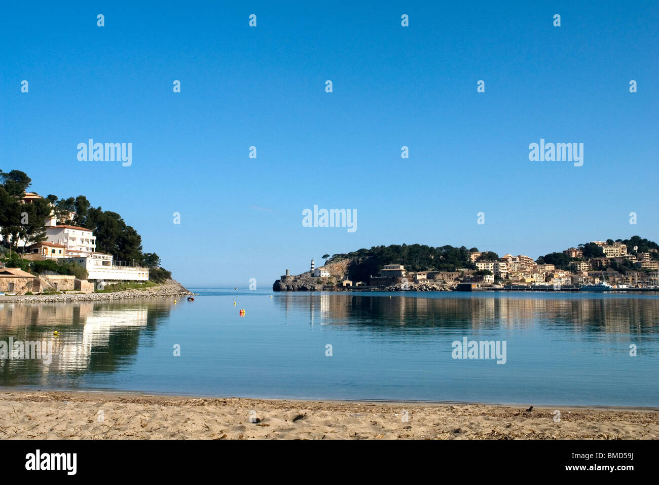 Entrata del Porto di Soller, visto dalla spiaggia (La Maiorca - Spagna). Entrée du Port de Soller, vue depuis la plage (Majorque). Foto Stock