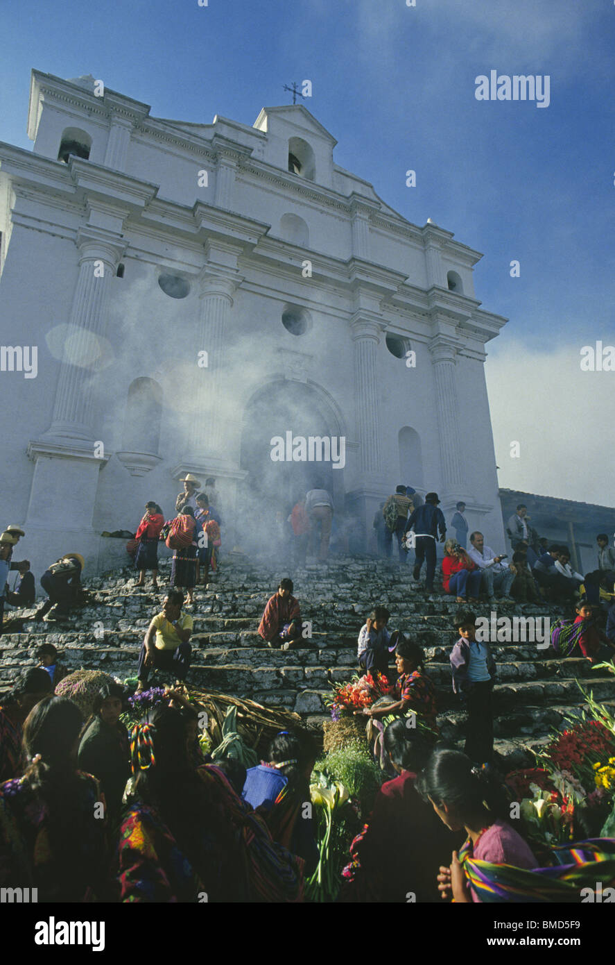 Gli Indiani maya bruciare incenso sui gradini di una chiesa cattolica a Chichicastenango, Guatemala Foto Stock