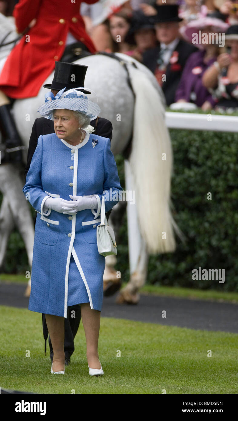 La Gran Bretagna è la Regina Elisabetta II presso il Royal Ascot gara incontro nel 2009 si tiene ogni anno nel mese di giugno a Ascot race course in Berkshire Foto Stock